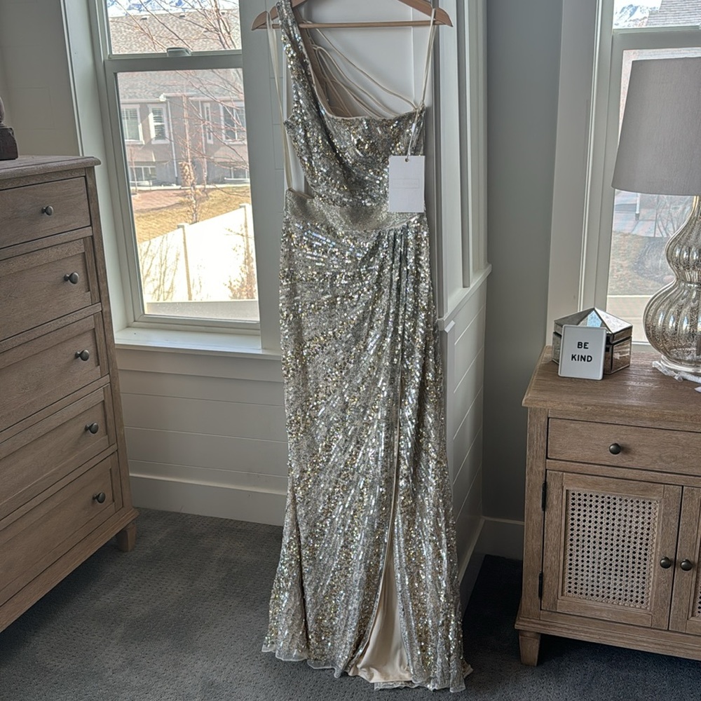 One-Shoulder Silver Sequin Evening Gown with Thigh Slit - Picture 4 of 6